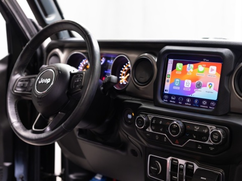 Upgrade radia Jeep Wrangler/Gladiator 2018–2021 – wymiana Delphi VP2 na fabryczne Panasonic Uconnect 8.4” z CarPlay/Android Auto
